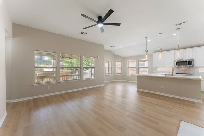 Building Photo - 99 E Foxbriar Forest Cir