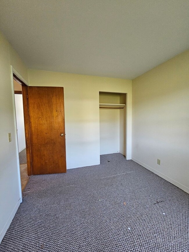 Building Photo - 2 BED | 1 BATH | SINGLE-LEVEL HOME | ROBBI...
