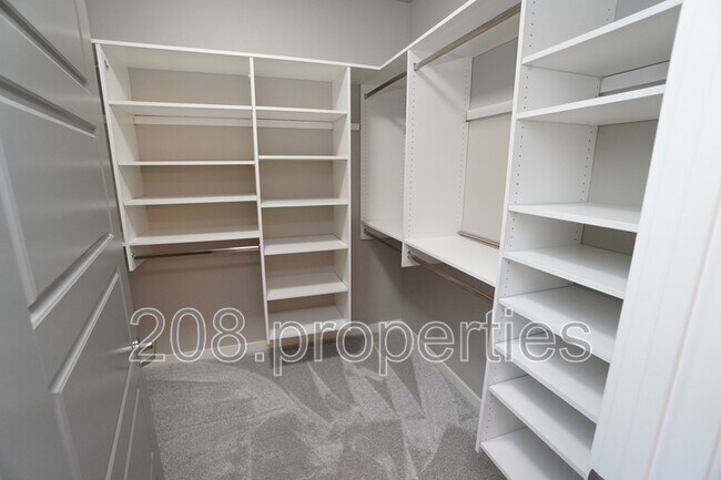 Building Photo - 407 W Pavilion Ln