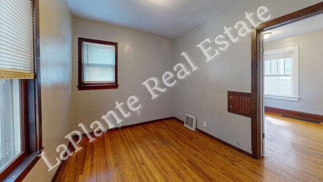 Building Photo - Welcome to this charming 3-bedroom, 1-bath...