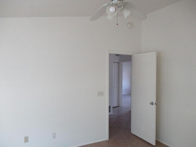 Building Photo - 2 Bedroom, 2 Bath