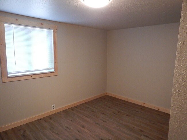 Building Photo - 3 Bedroom, 1 Bathroom Less Than A Block Fr...