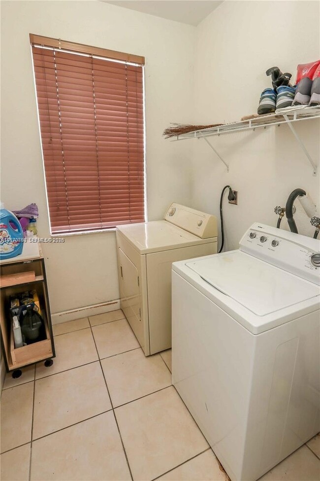 Building Photo - 4612 NW 94th Ct