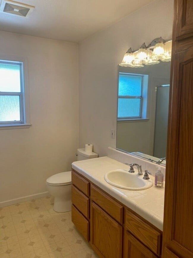 Building Photo - Roomy 3 Bedroom 2 Bathroom Home Walk to Do...
