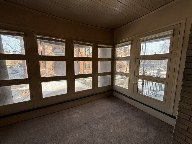 Building Photo - Spacious 1Bed, 1Bath in Lake of the Isles Neighborhood!