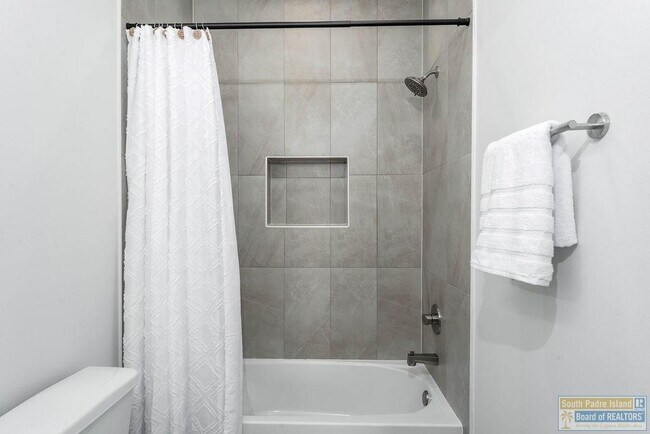 Building Photo - 20 S Bay Hill Dr