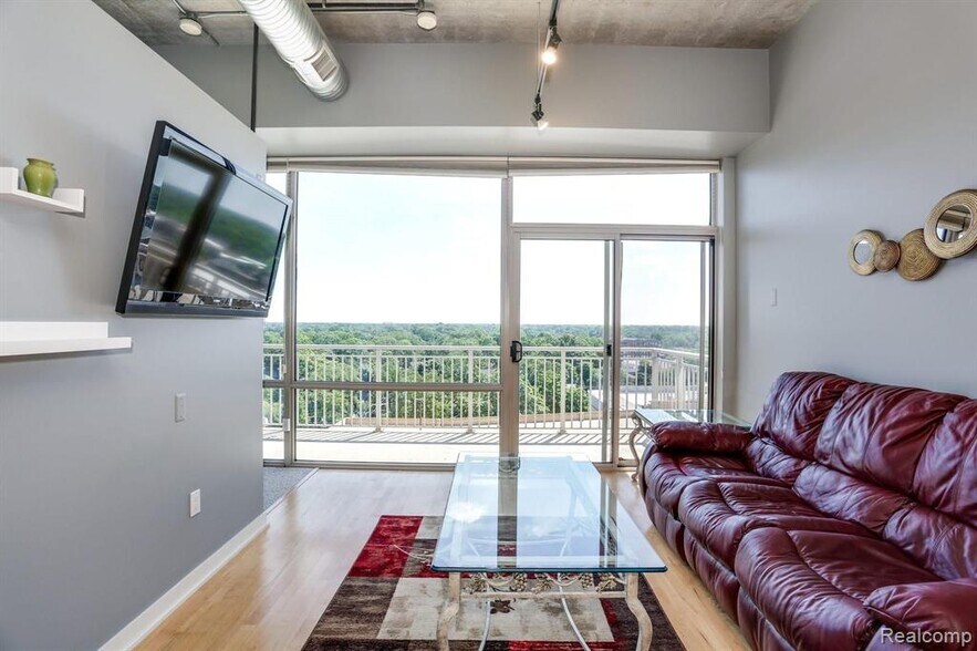 Building Photo - 350 N Main St