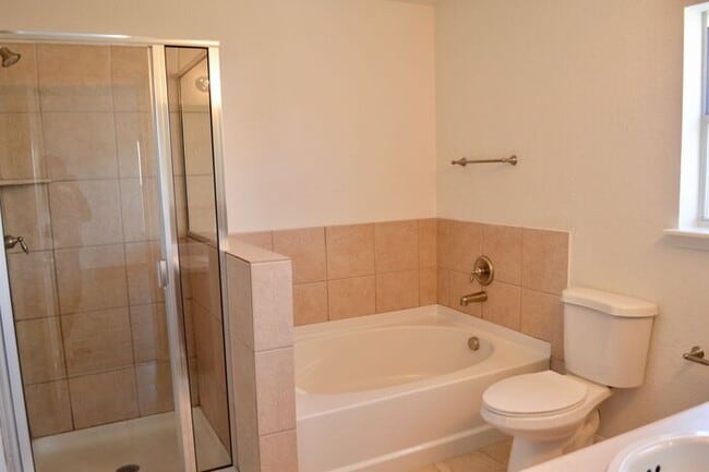 Building Photo - Amazing 4 bed 2 bath 2 story home in Hallie Heights!