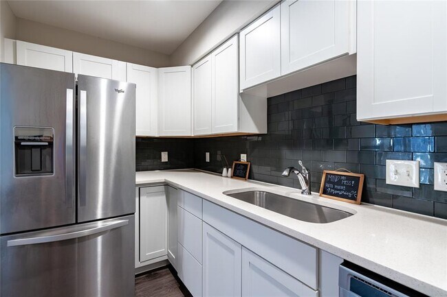 Building Photo - 935 La Posada Dr