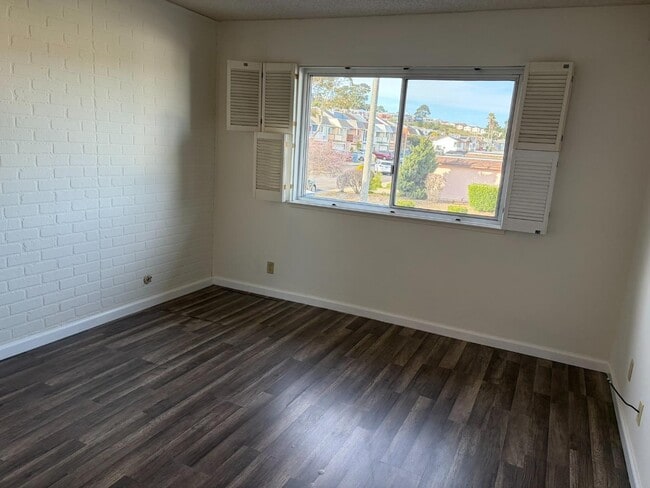 Building Photo - 2419 Greendale Dr