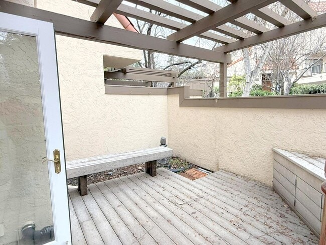 Building Photo - Excellent Location! Near BART, Downtown! Main Chance Estates Townhouse