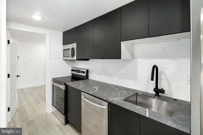 Building Photo - 2132 Pine St