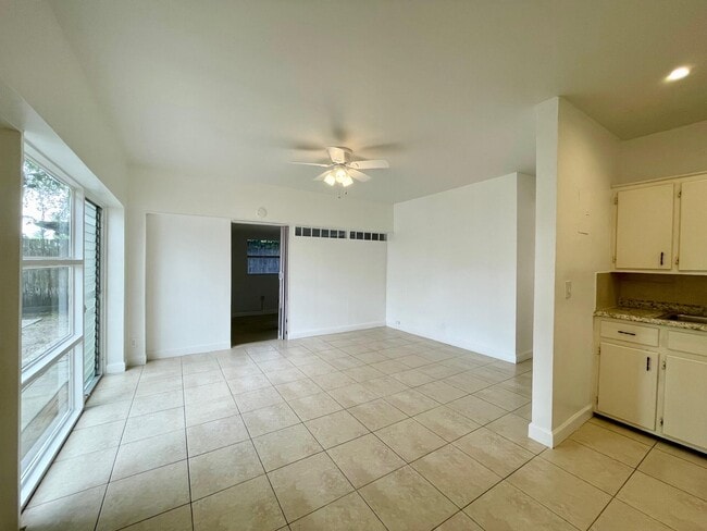 Building Photo - 320 SW 21st St