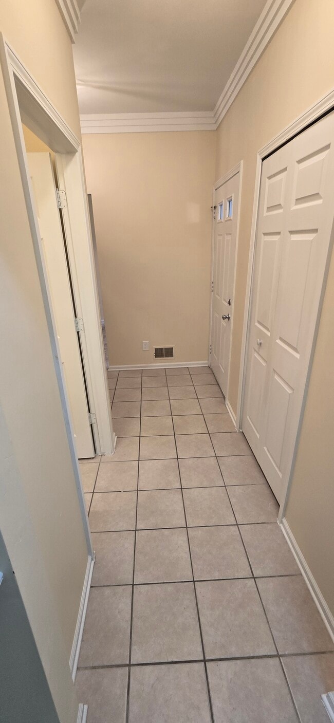 Building Photo - 1240 University Dr