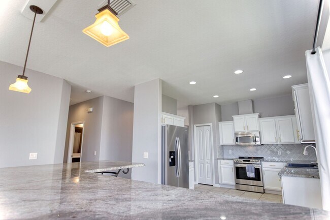 Building Photo - Annual Pool Home in The Stoneybrook Community of Venice!