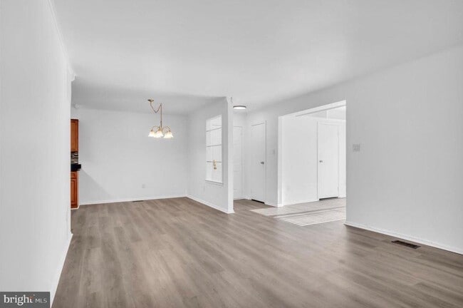 Building Photo - 21 Uxbridge Pl
