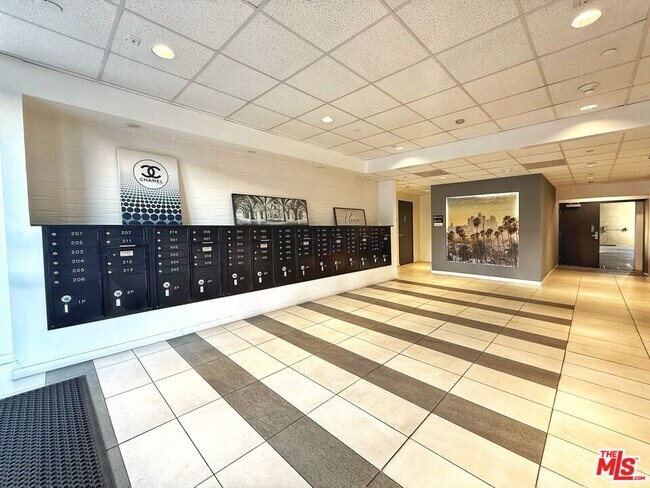 Building Photo - 723 S St Andrews Pl