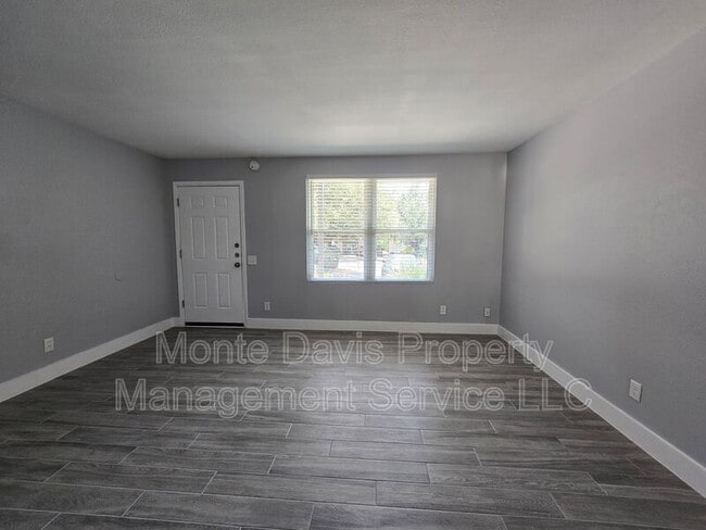 Building Photo - 2504 Manor Cir