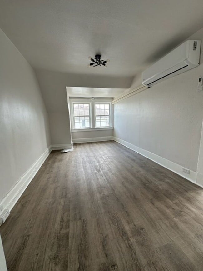 Building Photo - 753 Rossmore Ave