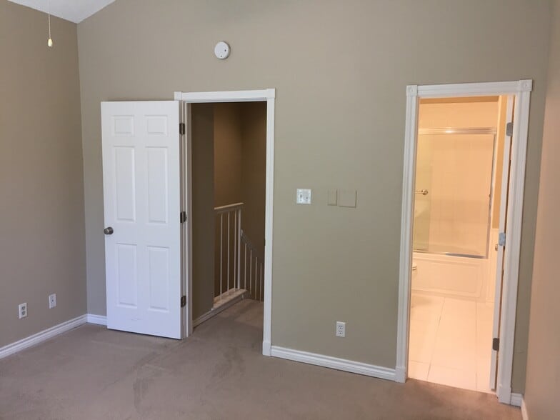 Building Photo - 14400 Montfort Dr
