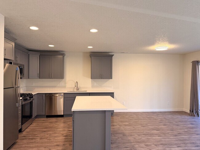 Building Photo - 505-507 NW Hillcrest Dr