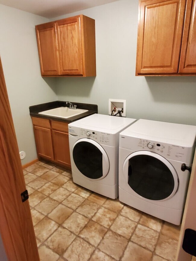 Building Photo - Beautiful 4 bedroom pet friendly house on ...