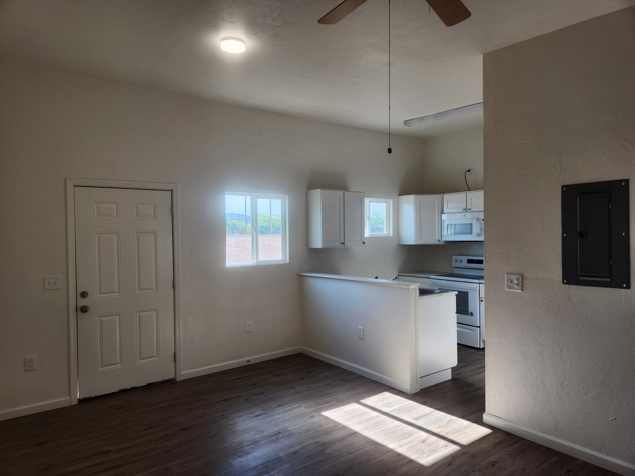 Entry - 233 E 31st St