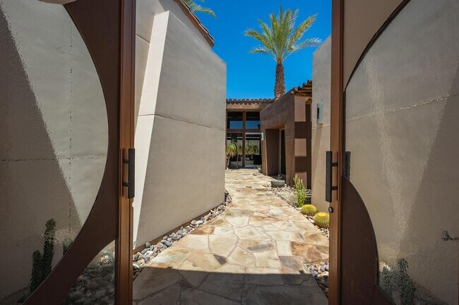 Building Photo - 9 Rockcrest