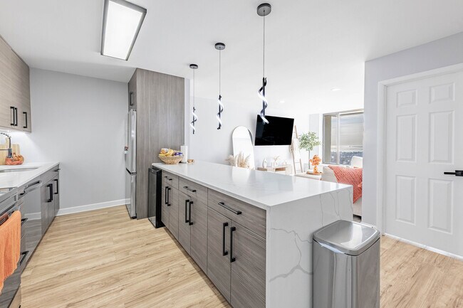 Building Photo - 5455 N Sheridan Rd