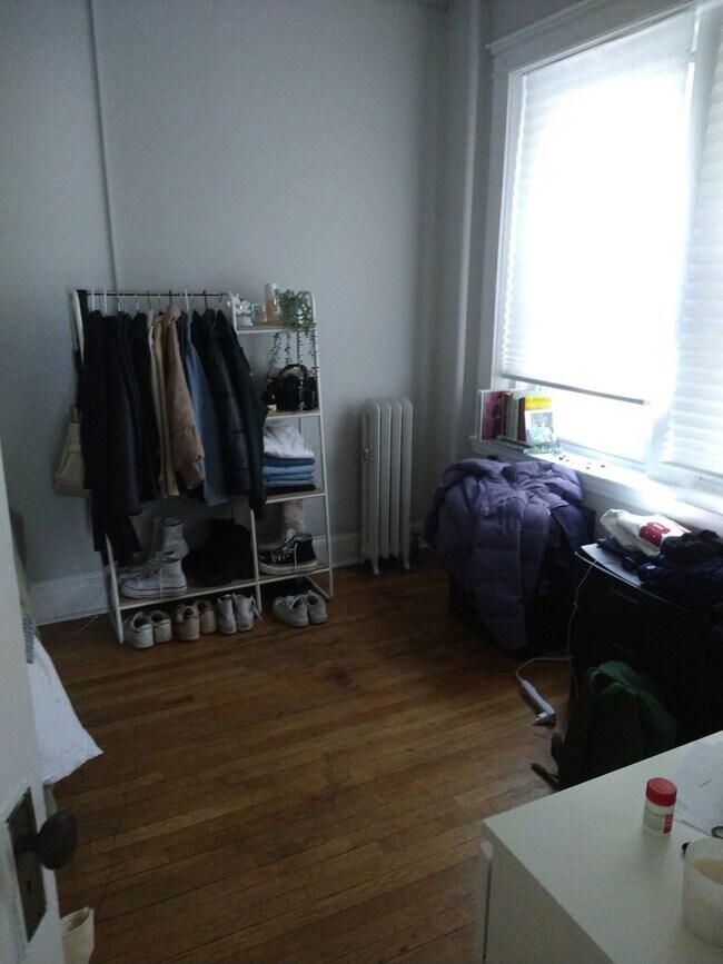 Building Photo - 9/1/25 Spacious two-level 3BR/2BA near Pac...