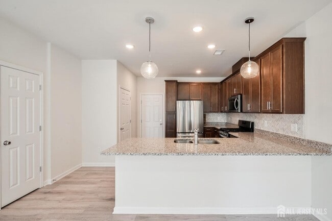 Building Photo - 628 Sadie Cir