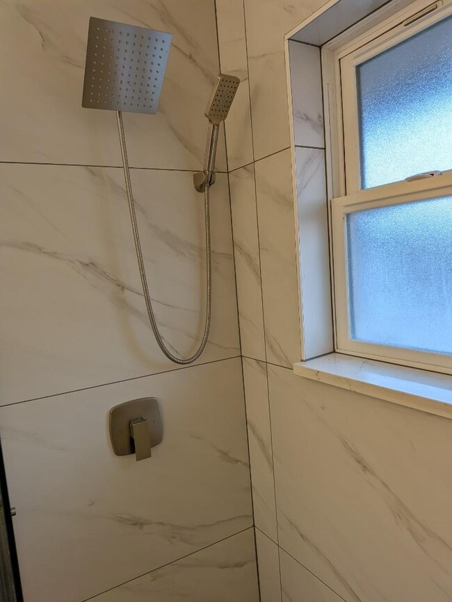 Building Photo - 425 Manhattan Dr