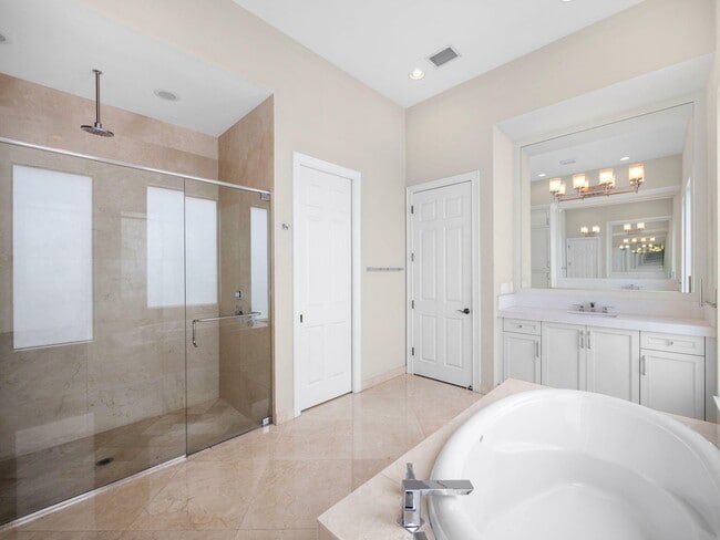 Building Photo - 9931 Bozzano Dr