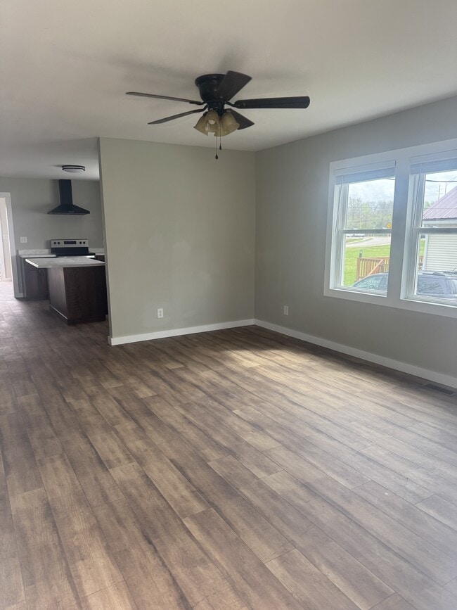 Building Photo - 114 S Elm St