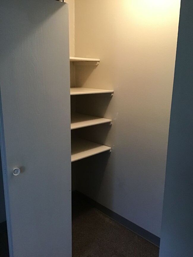 Building Photo - Spacious 2 Bedroom in Downtown Omaha