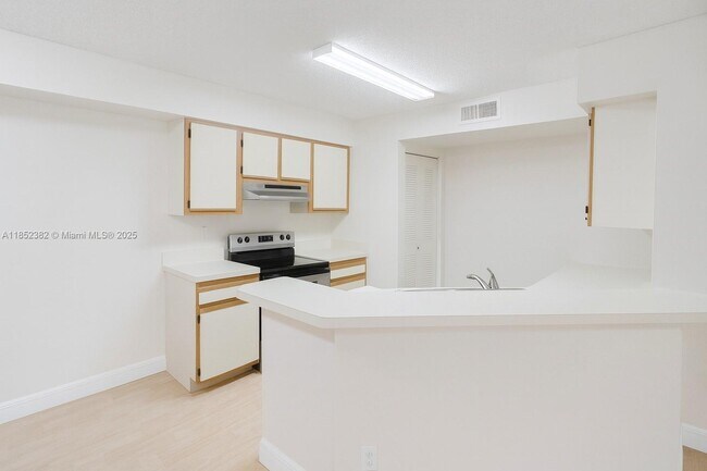 Building Photo - 9999 Summerbreeze Dr