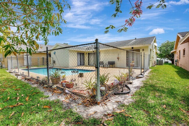 Building Photo - 1541 SW 102nd Terrace