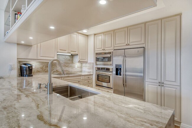 Building Photo - Short term ONLY Amazing 2/2 condo in the heart of downtown Sarasota with Bay View!