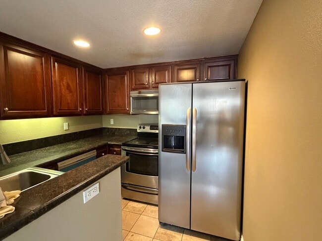 Building Photo - Spacious 2 Bedroom, 2.5 Bath Two-Story Townhome UTC