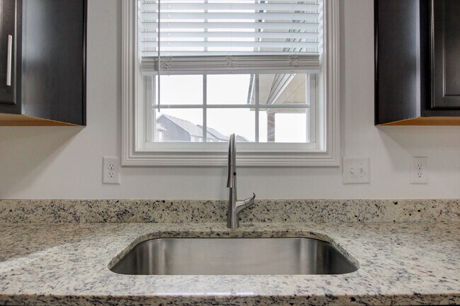 Building Photo - Fresh and so Clean Clean Close to Everything!