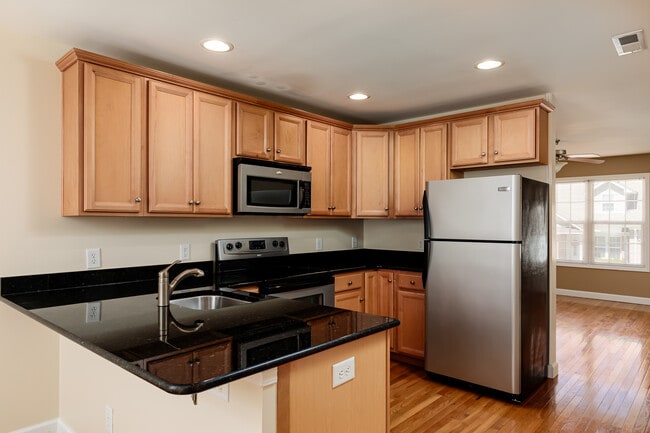 Building Photo - 202 Clover Ct