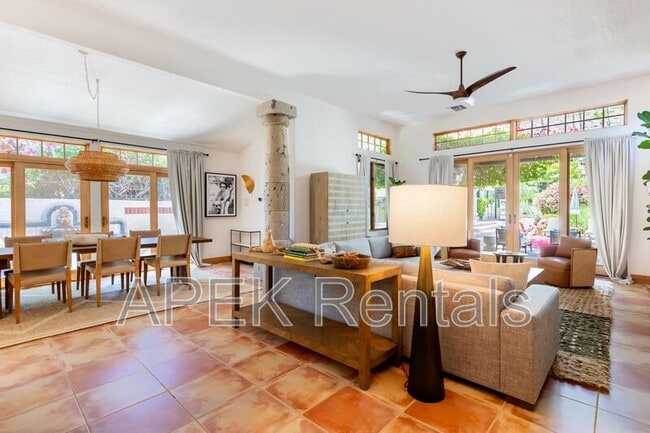 Building Photo - 690 W Linda Vista Dr