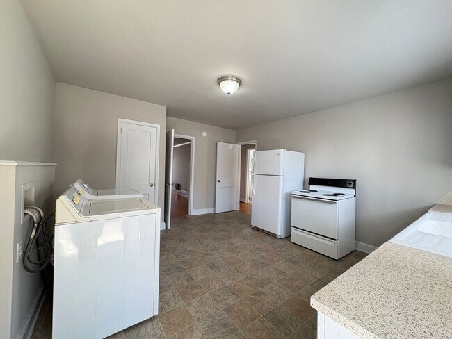 Building Photo - 2 Bedroom, 1 Bathroom Apartment in Greensboro!