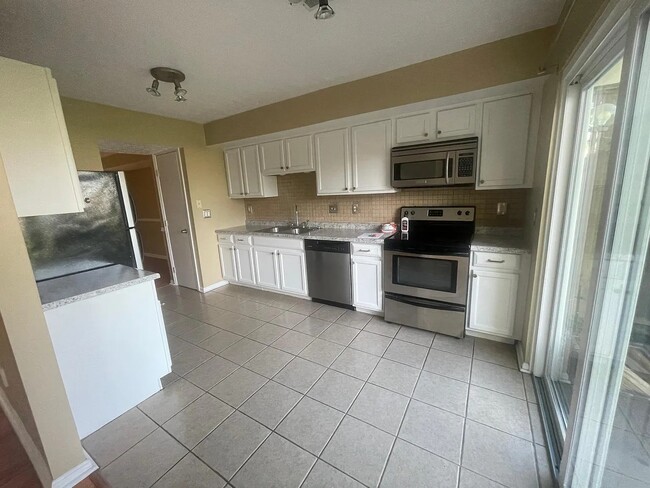 kitchen - 706 Sherwood Green Ct