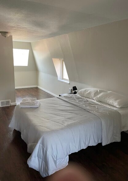 Building Photo - 4312 Clinton Ave