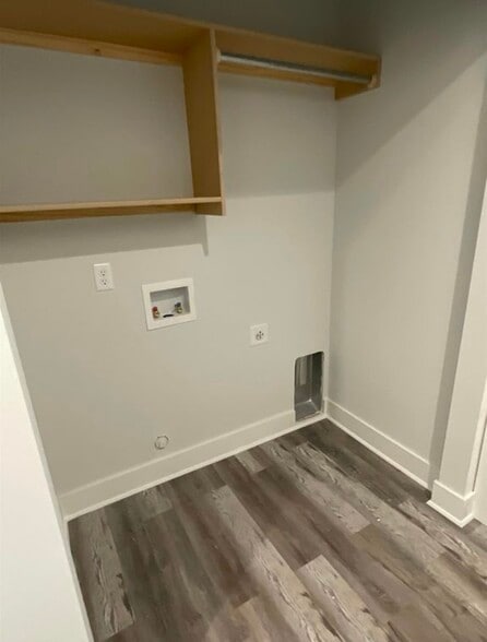 Building Photo - 5480 Colburn Ct E