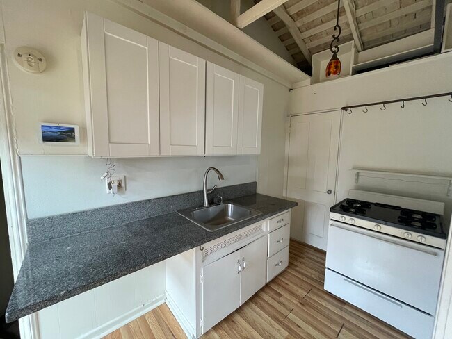 Building Photo - 3554 Colonial Ave