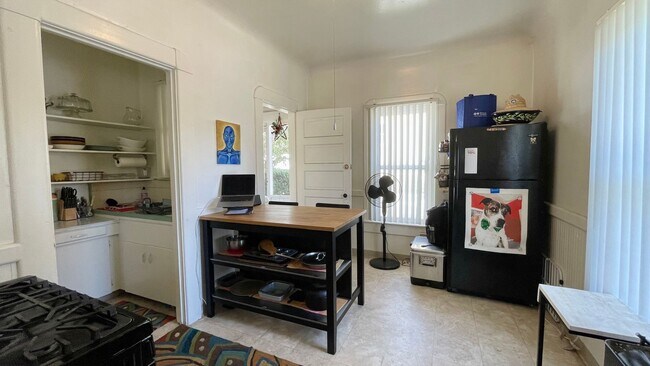 Building Photo - 1-Bedroom Apartment in Historic Albert Hou...