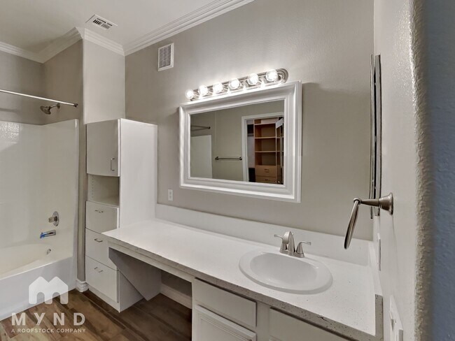 Building Photo - 900 Domnus Ln