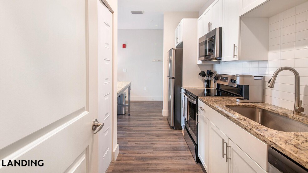 Building Photo - 5885 Lakehurst Dr